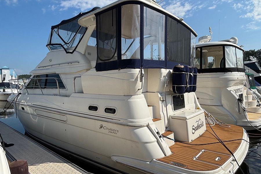 2003 Cruisers Yachts 3750 Motoryacht