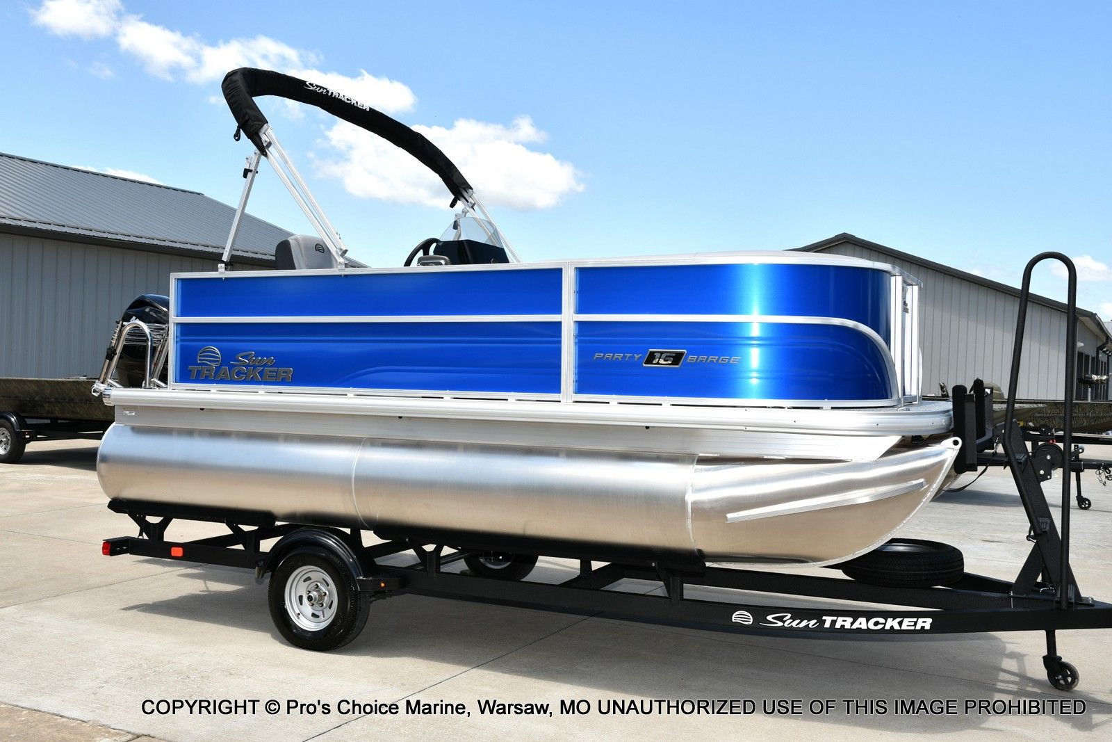 2026 Sun Tracker Party Barge 16