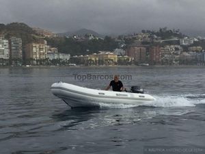 Duromar LY 400 (con cofre) 2022 Duromar LY 400 boat cruising near coastal cityscape.