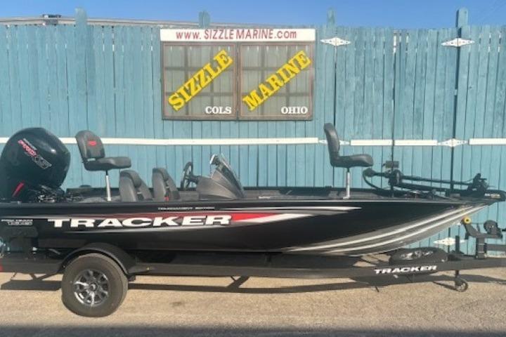 Tracker Pro Team 195 2026 Tracker Pro Team 195 boat displayed at Sizzle Marine, Ohio.