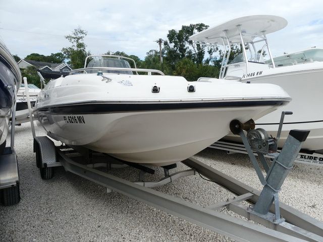 2005 Hurricane SUNDECK SPORT SS 211 OB