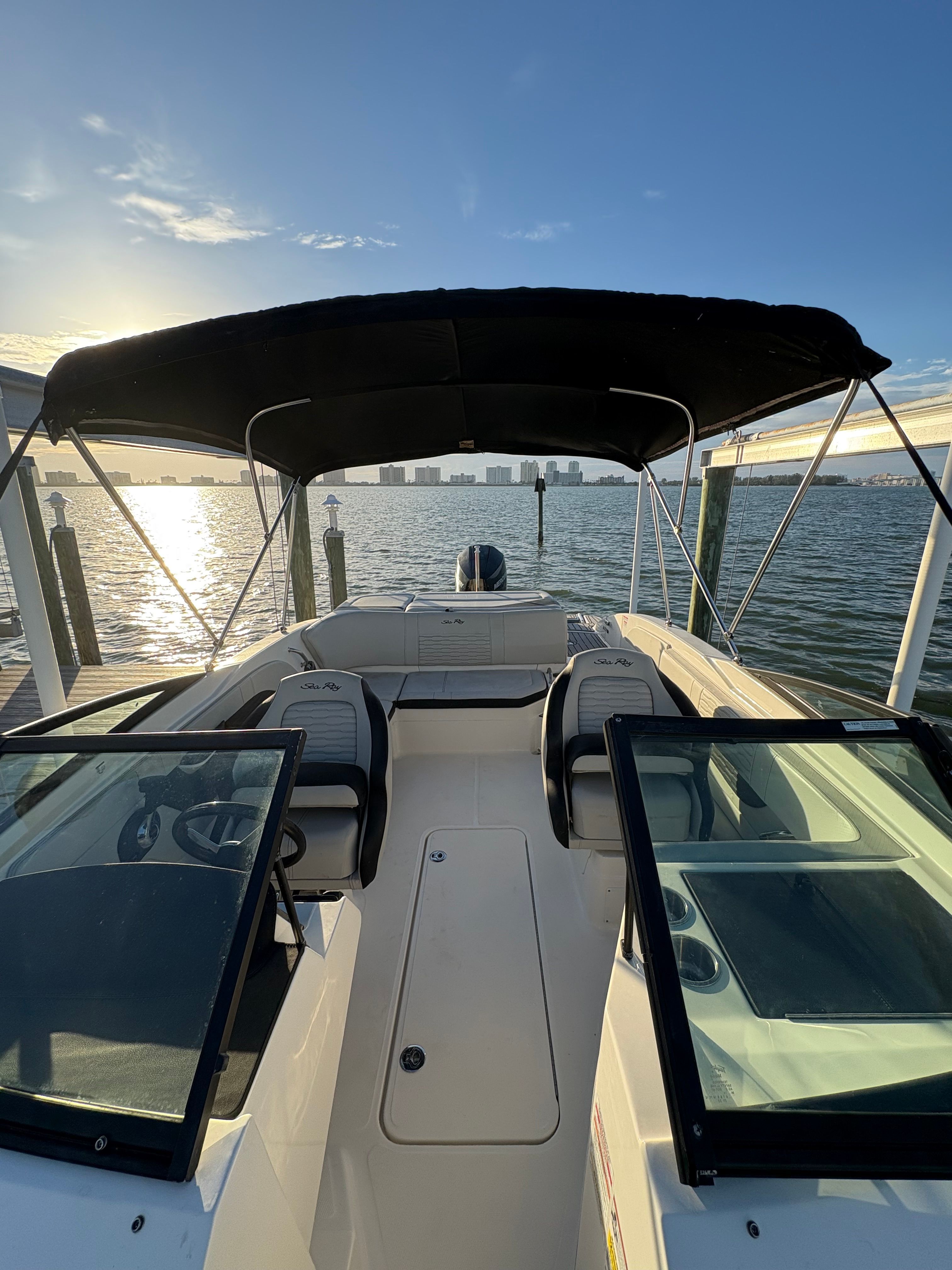 2021 Sea Ray SPX 210 Outboard