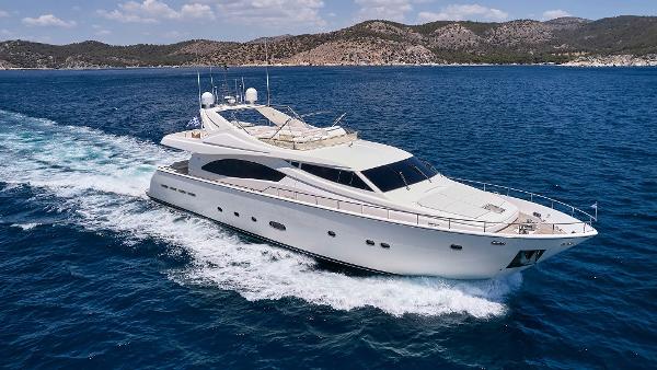 2004 Ferretti Yachts 880