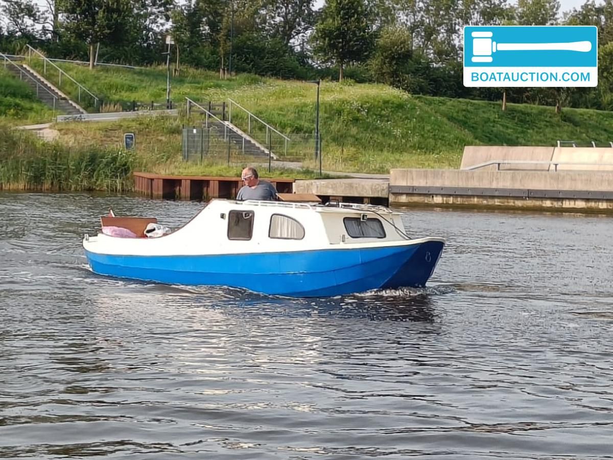 1900 Motorboat 900