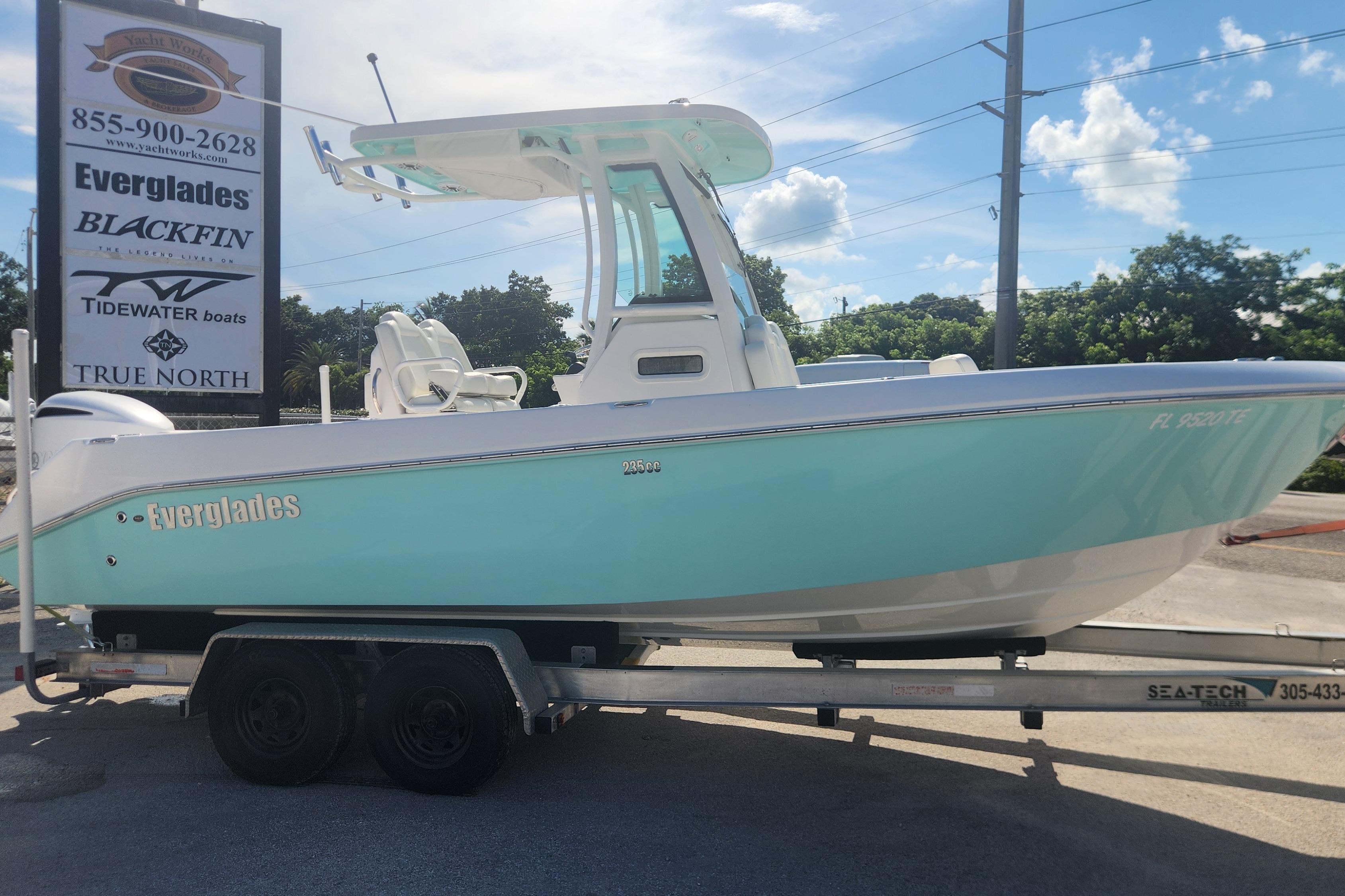 2022 Everglades 235 Center Console