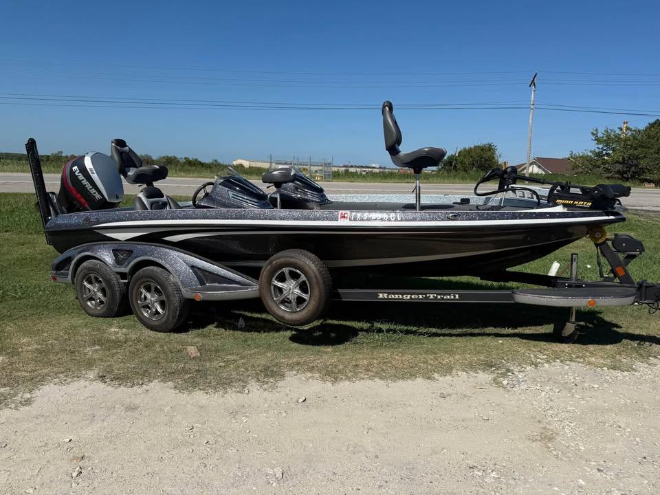 Ranger Z520 Comanche 2015 Ranger Z520 Comanche boat on trailer, parked on grass under clear blue sky.