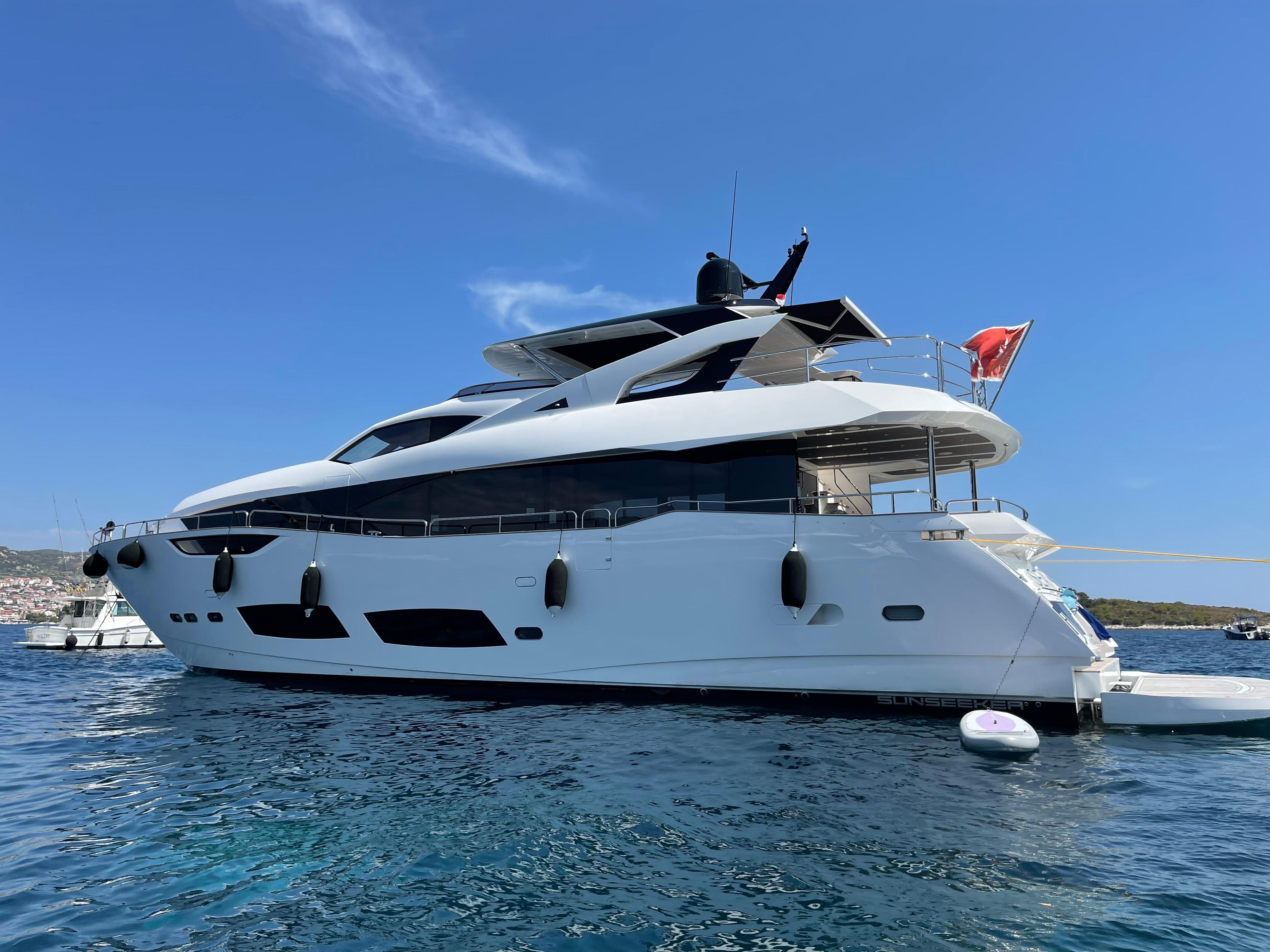 2022 Sunseeker 95 Yacht