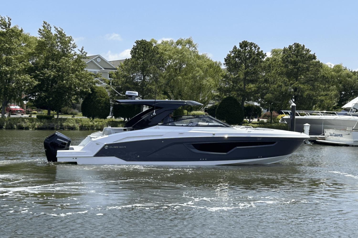 2026 Cruisers Yachts 34 GLS Outboard
