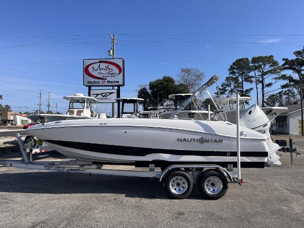 2025 NauticStar 203 SC Deck