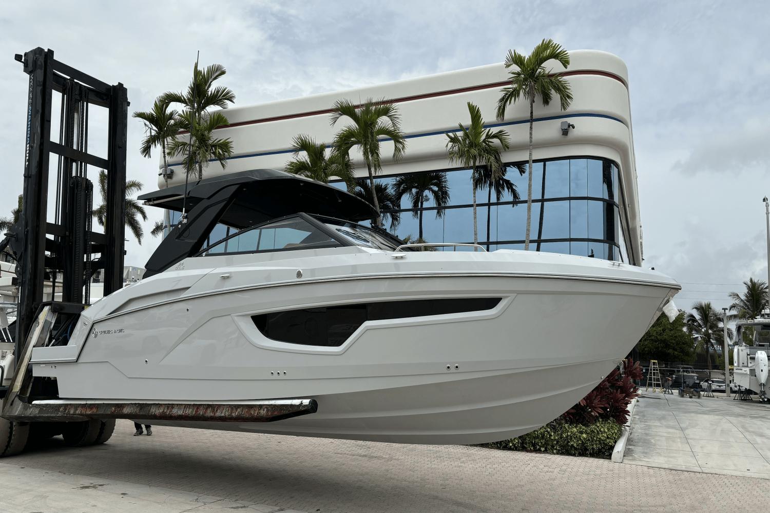 Cruisers Yachts 34 GLS South Beach Outboard