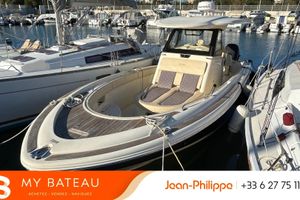 Chris-Craft Catalina 30 2018 Chris-Craft Catalina 30 boat docked in marina, featuring elegant design and spacious seating.