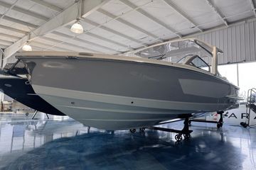 2025 Aviara AV32 Outboard