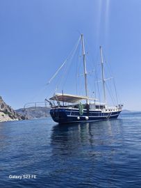 2005 Ketch Mahogany with 6 cabins