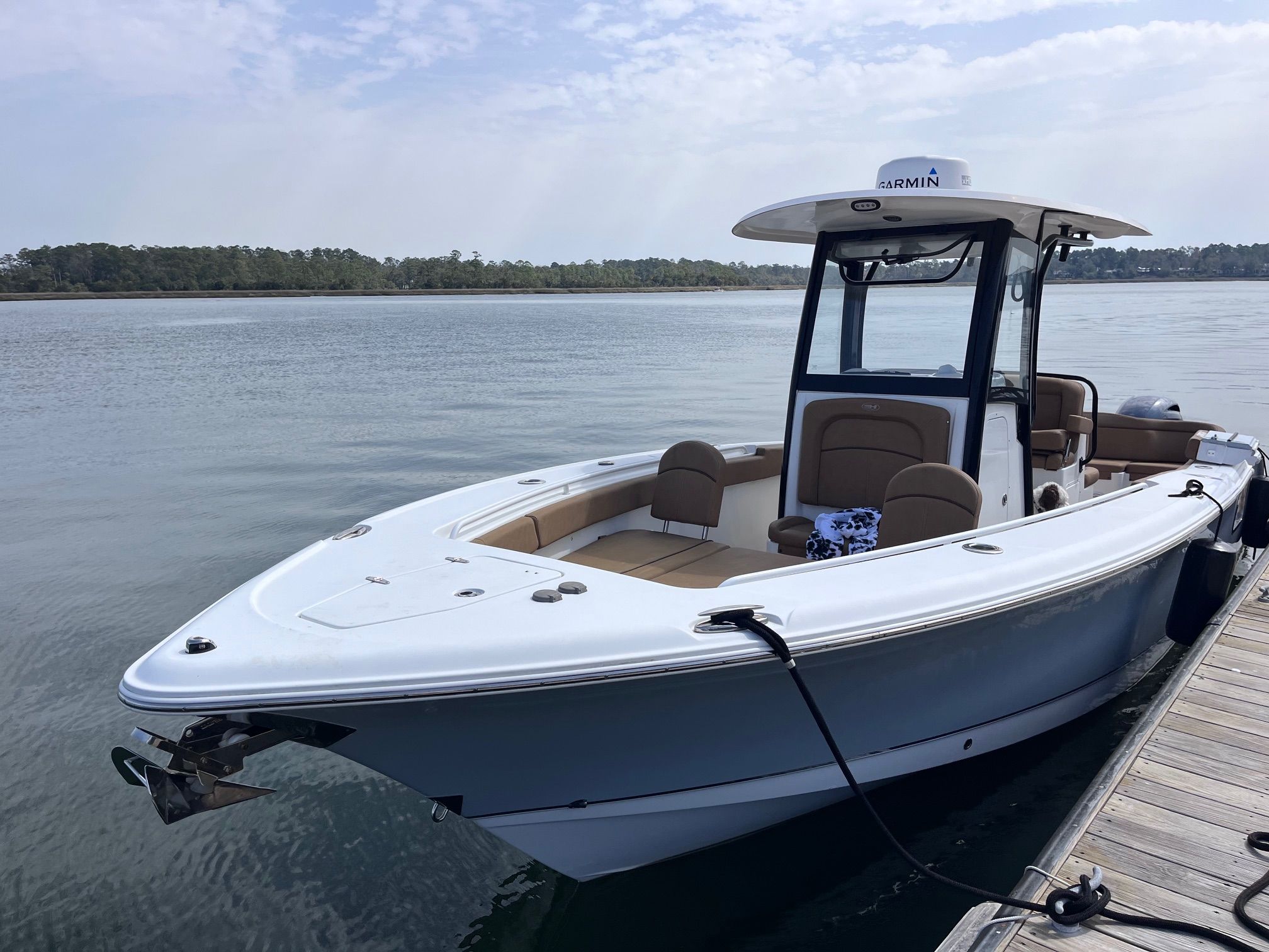 Sea Hunt Ultra 275 SE 2022 Sea Hunt Ultra 275 SE boat docked on calm water.