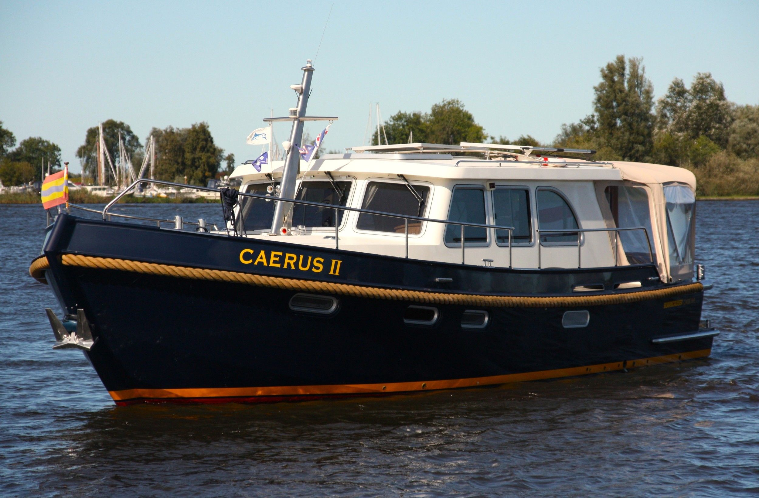 Boarncruiser 40 Classic-Line OK Boarncruiser 40 Classic-Line OK 2010 yacht on water, featuring elegant design and spacious cabin.