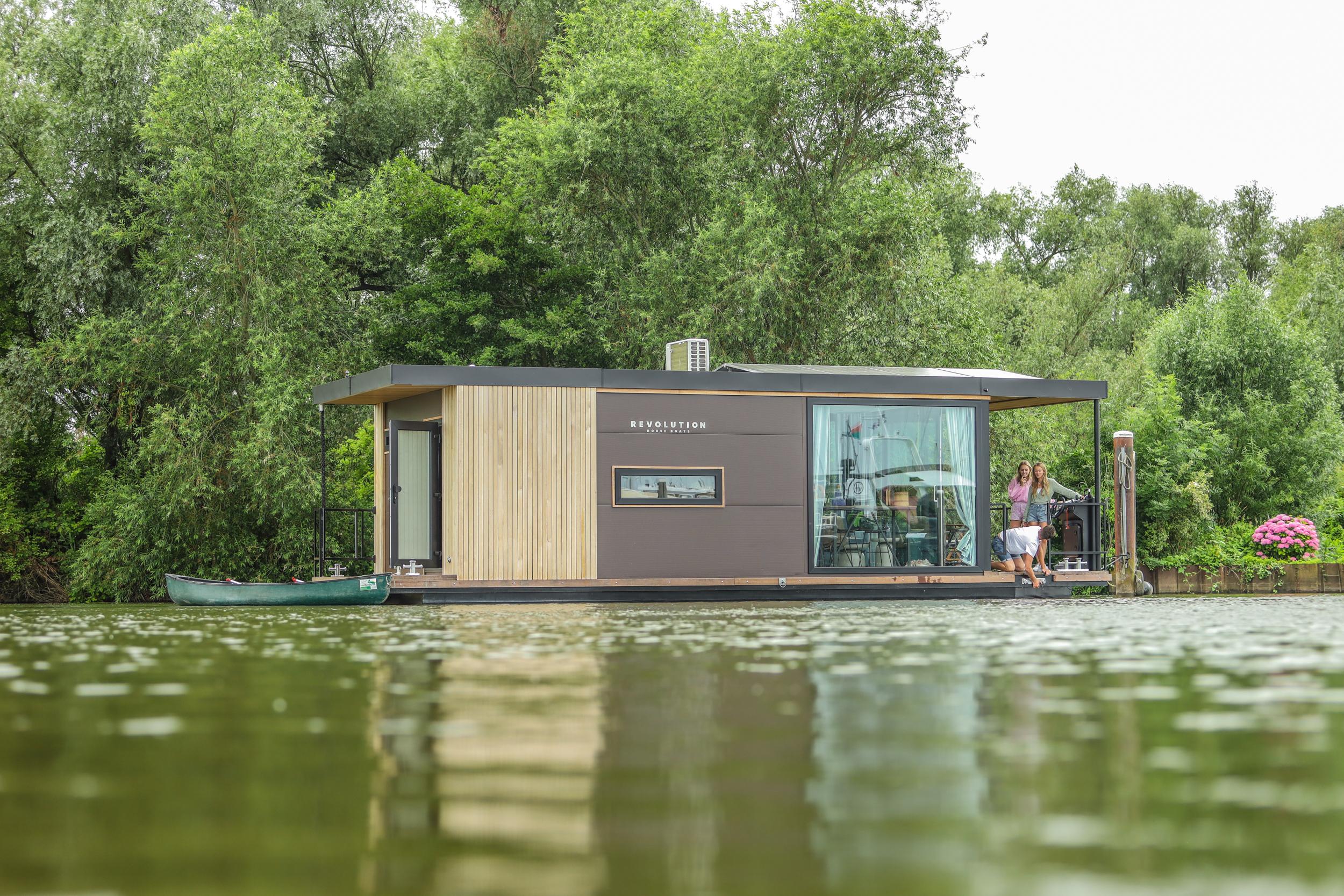 Buy houseboat deals