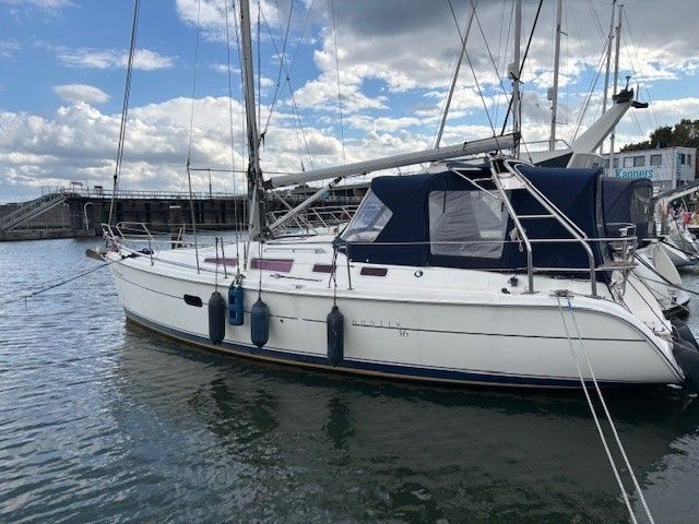 2004 Hunter 36