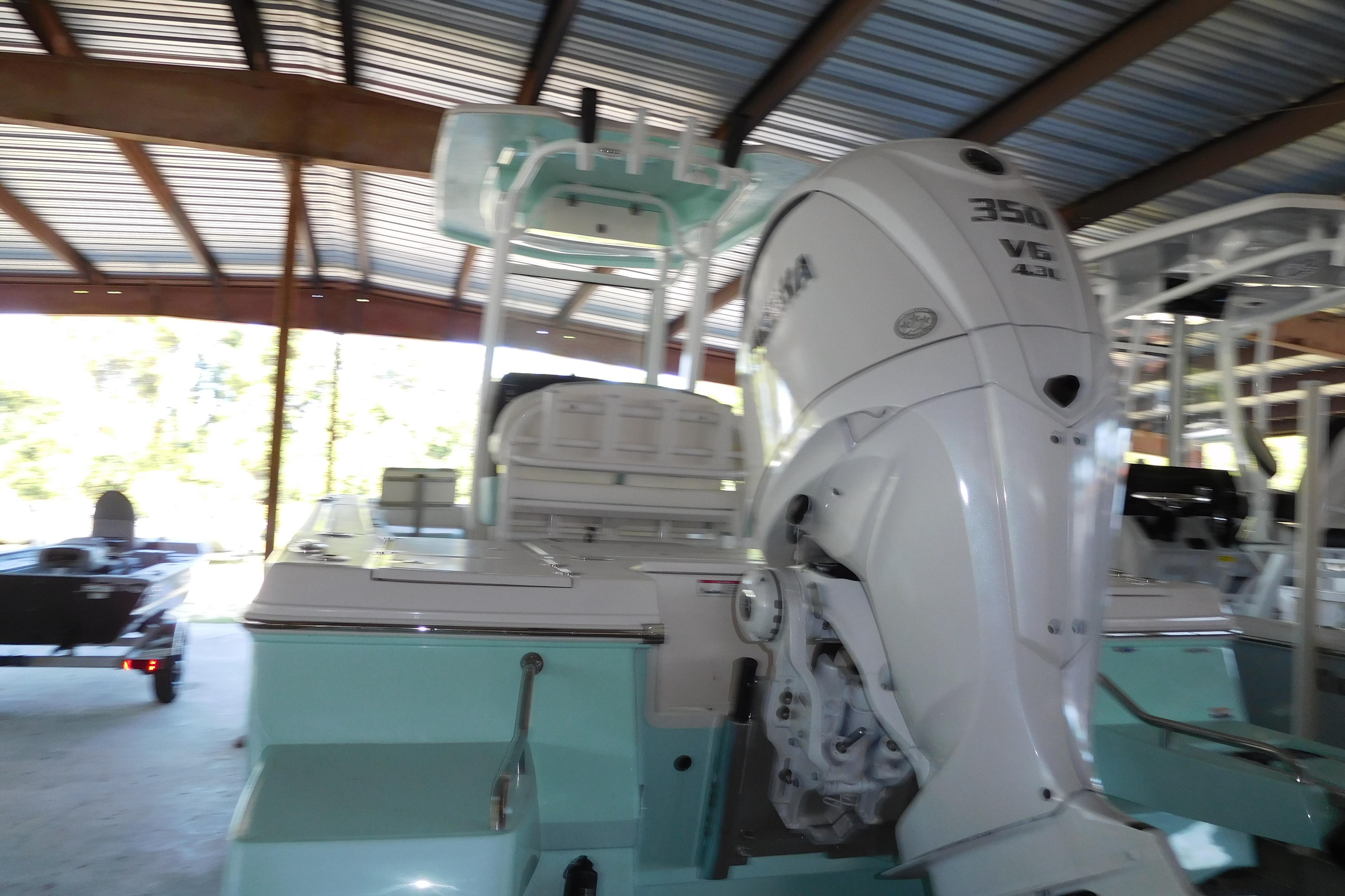 2025 Robalo 246 Cayman