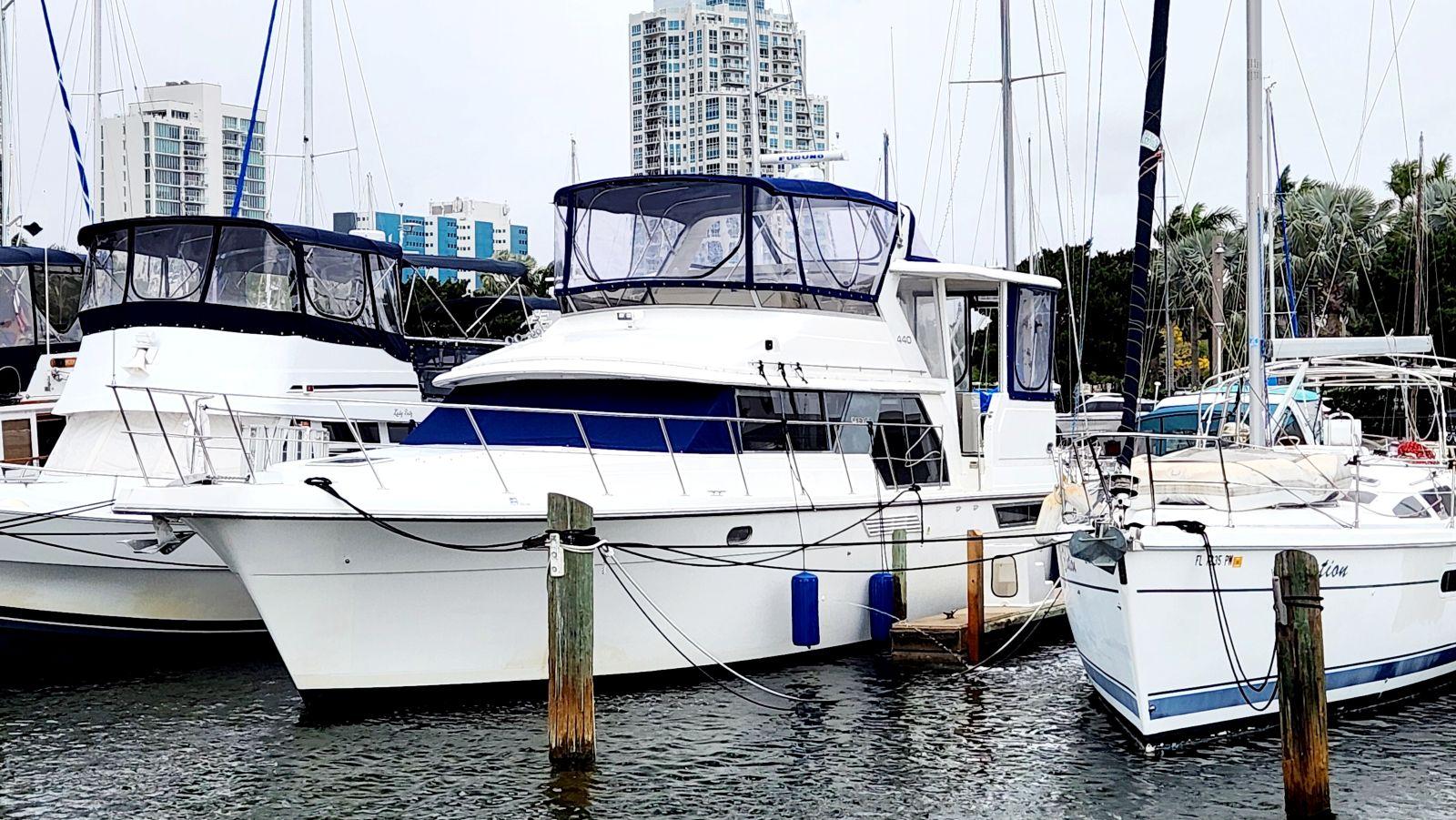 1995 Carver 440 Aft Cabin Motor Yacht