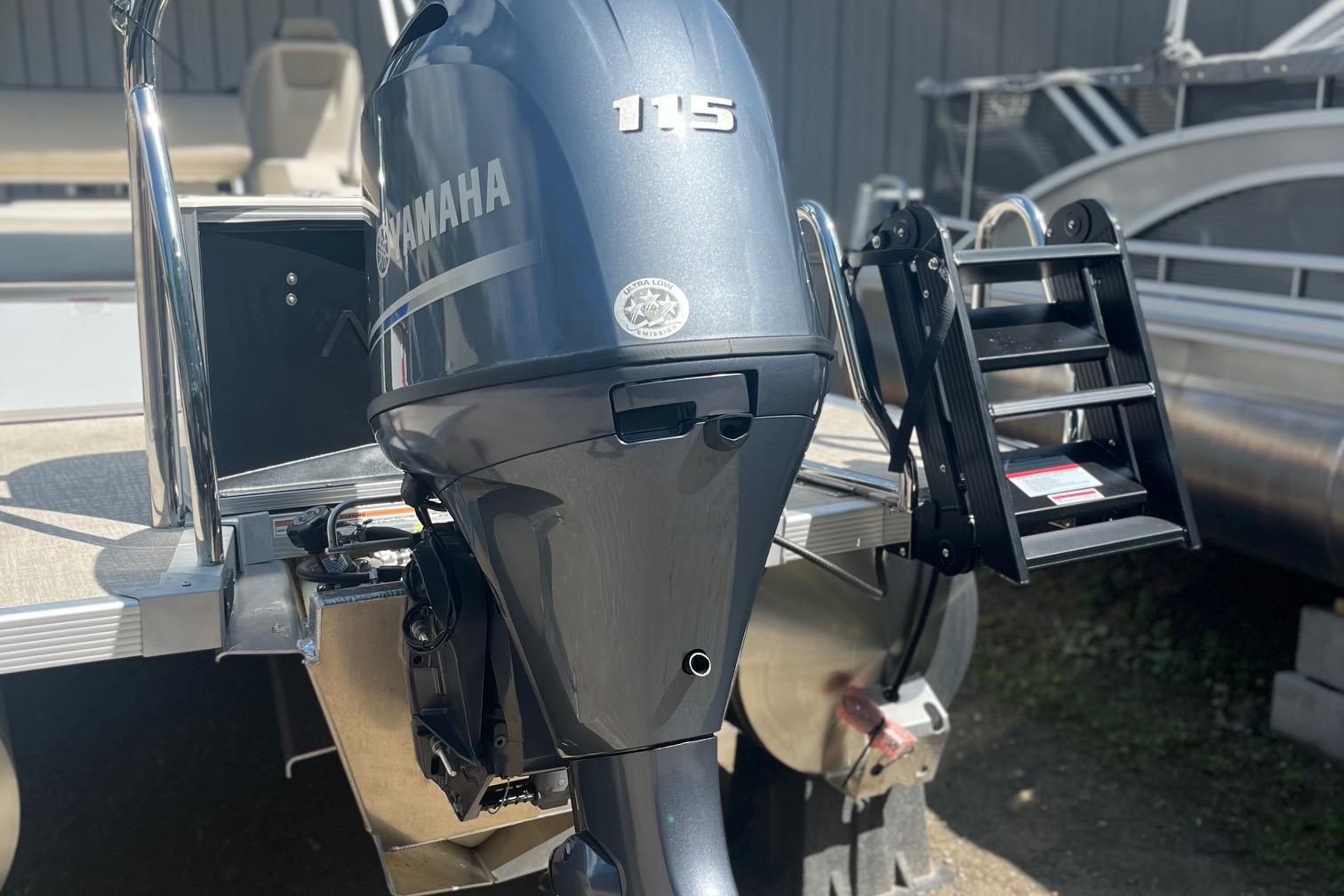 Avalon 25 LSZ VRB 2026 Avalon 25 LSZ VRB with Yamaha 115 outboard motor and boarding ladder.