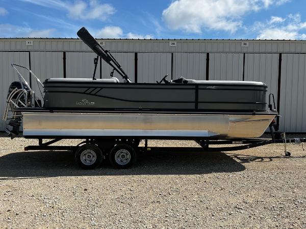 SunCatcher Select 322RC 2025 SunCatcher Select 322RC pontoon boat on trailer, parked outdoors.