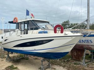 Quicksilver Activ 855 Weekend 2015 Quicksilver Activ 855 Weekend boat on stands, with French flag and lifebuoys.