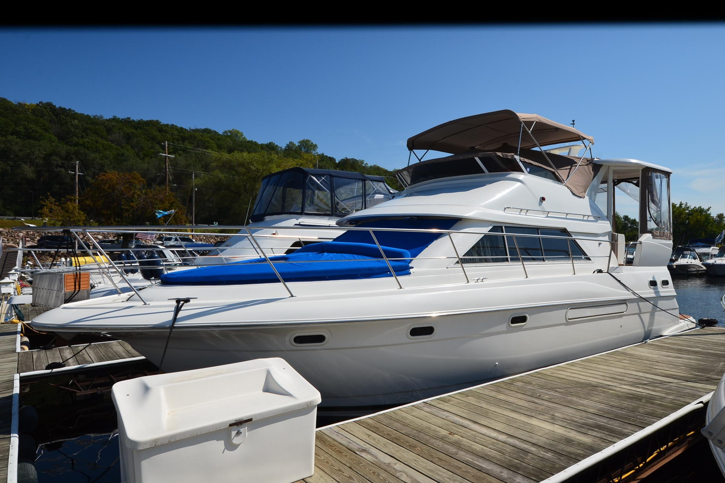 2001 Cruisers Yachts 3750 Motoryacht