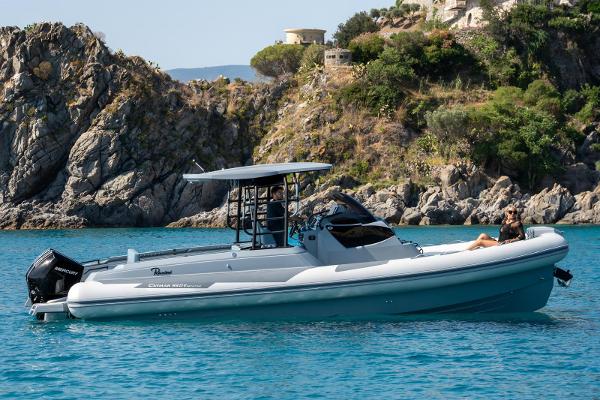 Ranieri Cayman 33 Executive 2025 Ranieri Cayman 33 Executive boat cruising near rocky coastline.