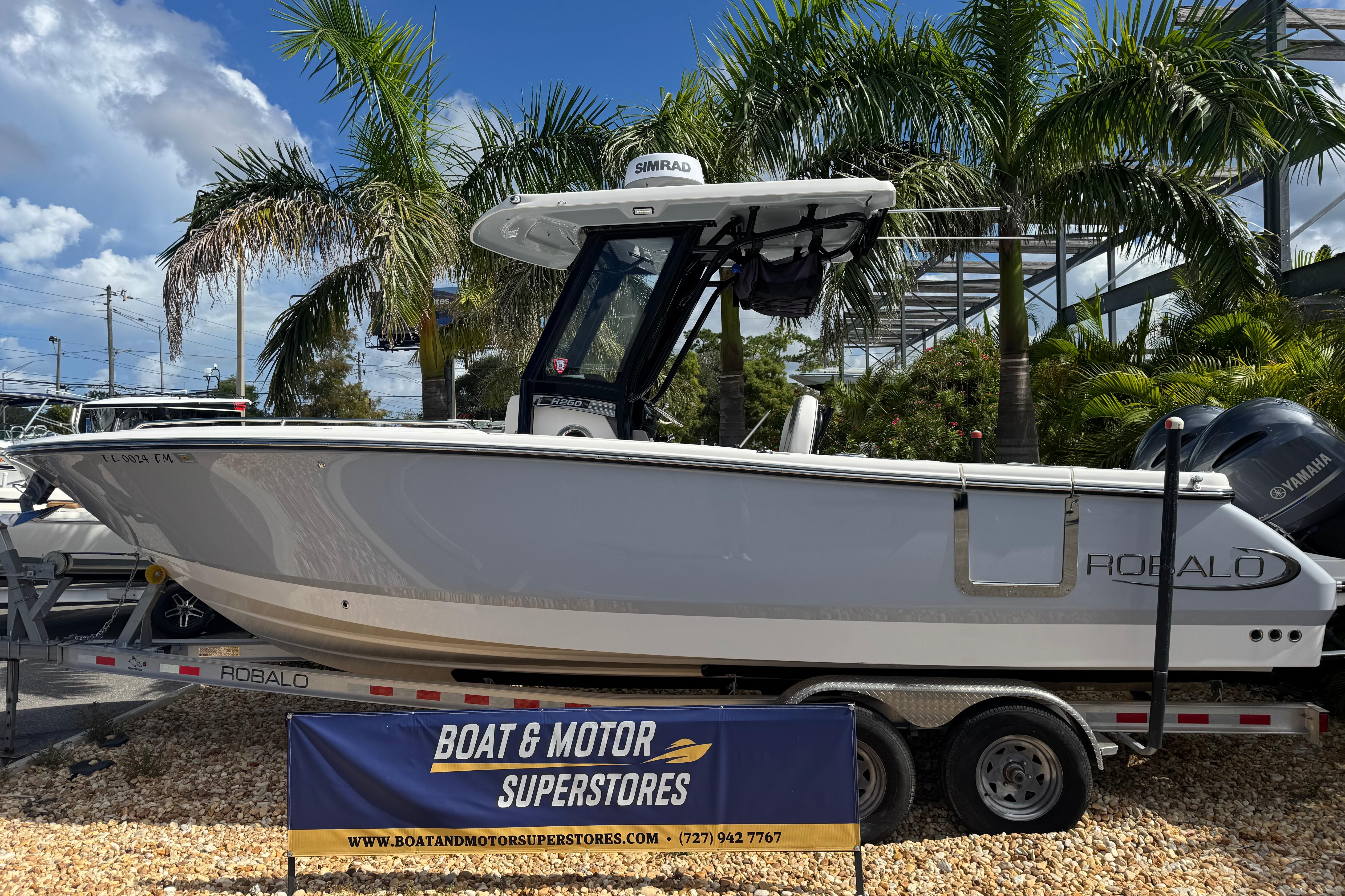 Robalo R250 Center Console 2023 Robalo R250 Center Console boat on trailer, displayed at Boat & Motor Superstores.