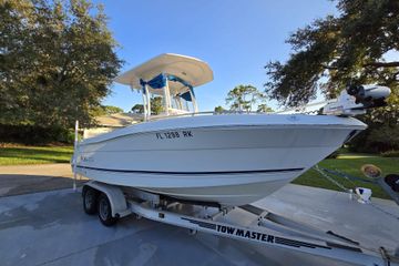 2017 Robalo R222 Center Console