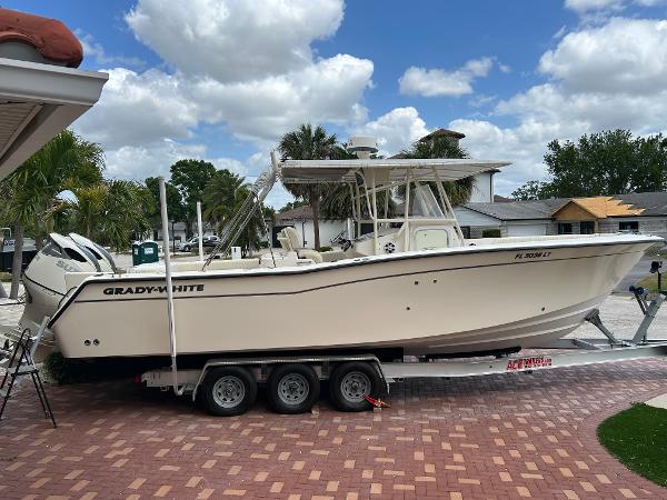 Grady-White 306 Bimini (Loaded!) 2002 Grady-White 306 Bimini boat on trailer, parked on brick driveway.