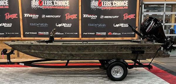 Tracker GRIZZLY® 1654 T Sportsman 2025 Tracker GRIZZLY® 1654 T Sportsman boat on display at Anglers Choice event.