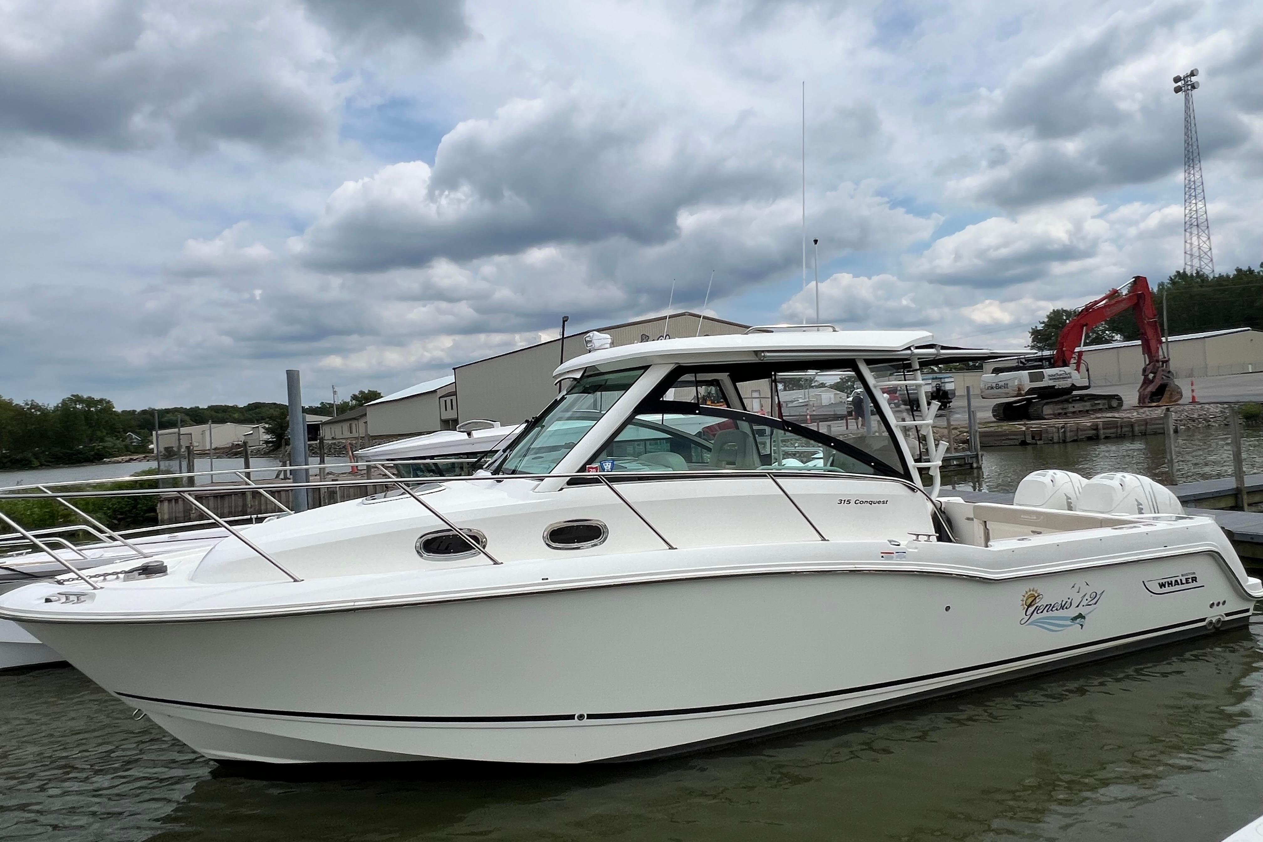 Boston Whaler 315 Conquest 2019 Boston Whaler 315 Conquest boat docked at marina under cloudy sky.