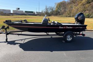 Tracker Bass Tracker Classic XL 2026 Tracker Bass Tracker Classic XL fishing boat on trailer, parked outdoors.