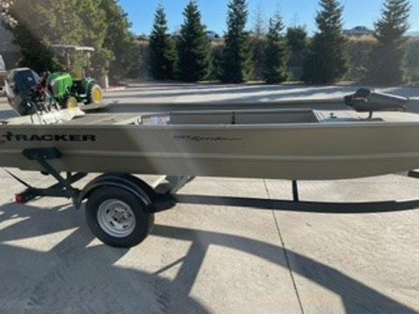 Tracker Grizzly 1654 T Sportsman 2024 Tracker Grizzly 1654 T Sportsman boat on trailer in outdoor setting.