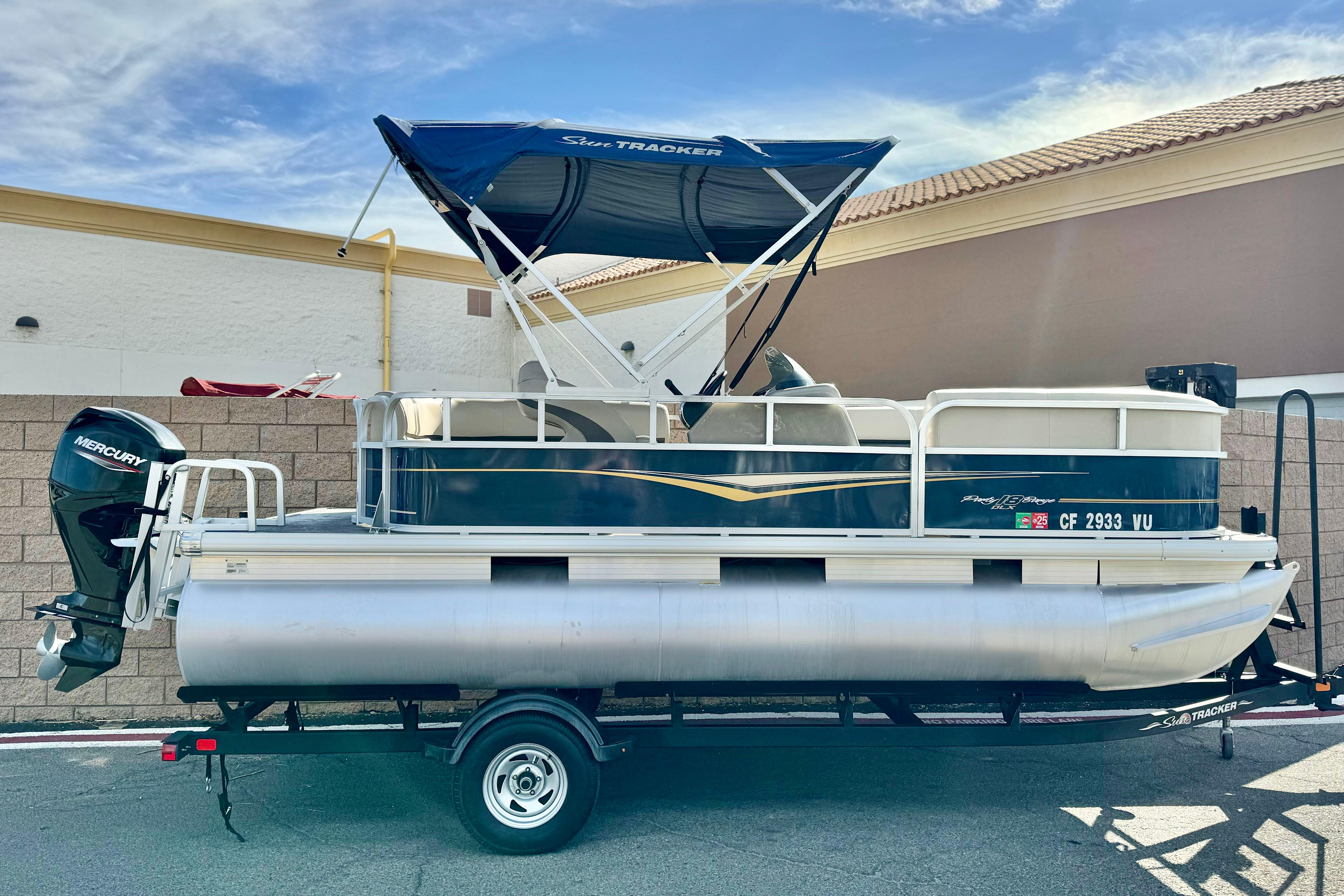 2021 Sun Tracker Party Barge 18 DLX
