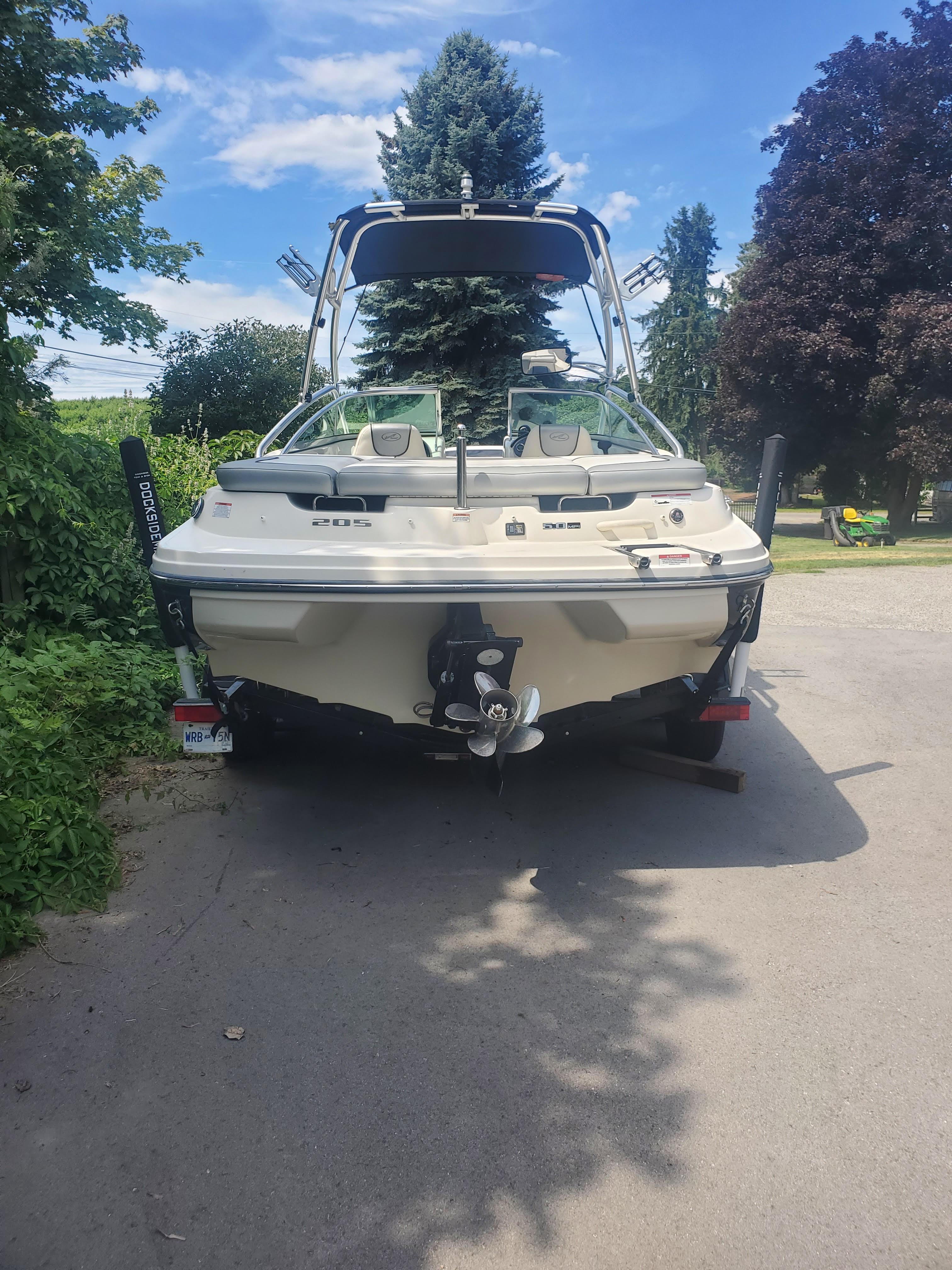 2009 Sea Ray 205