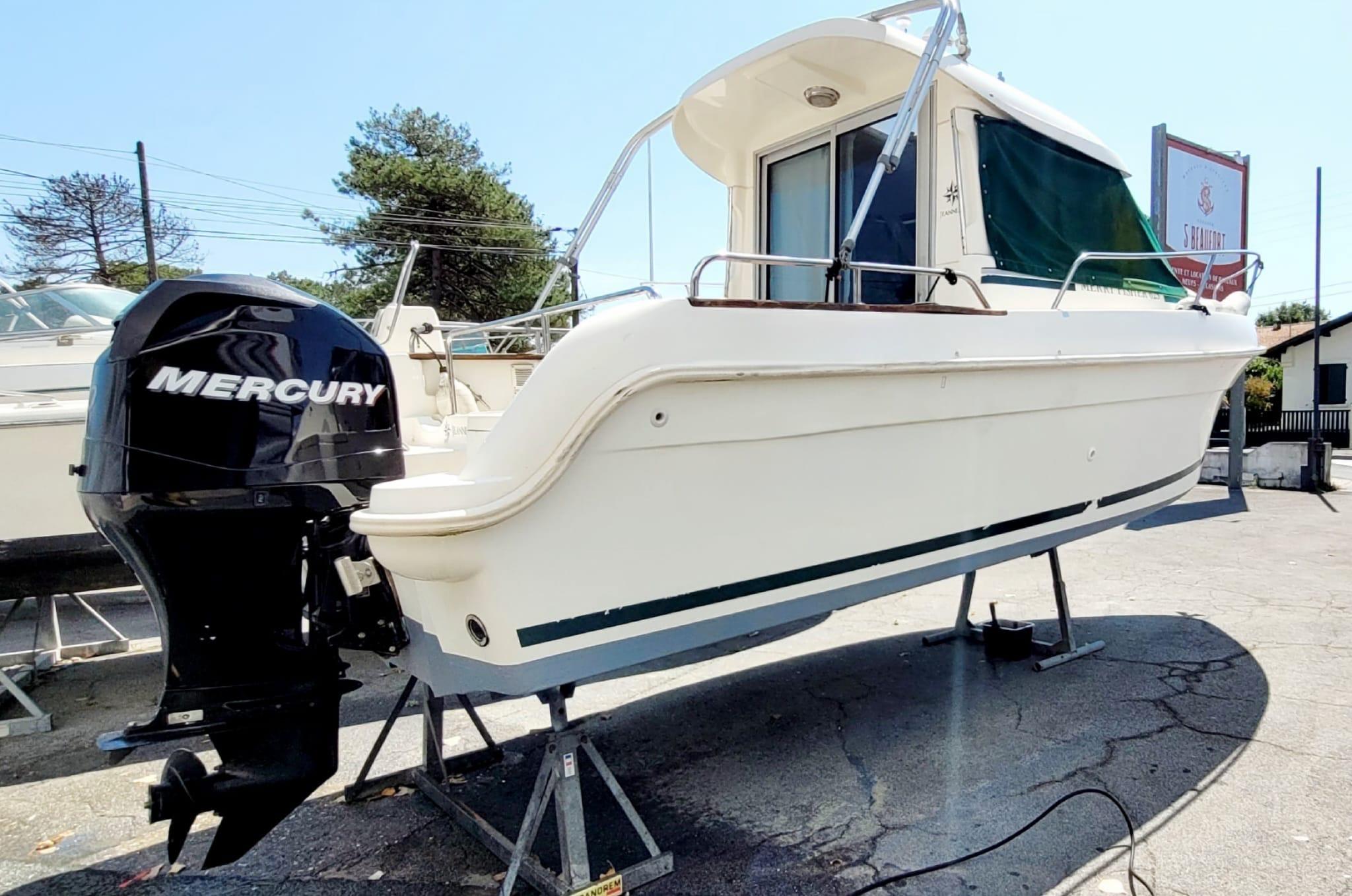 Jeanneau Merry Fisher 625 HB 2006 Jeanneau Merry Fisher 625 HB boat with Mercury outboard motor on display.