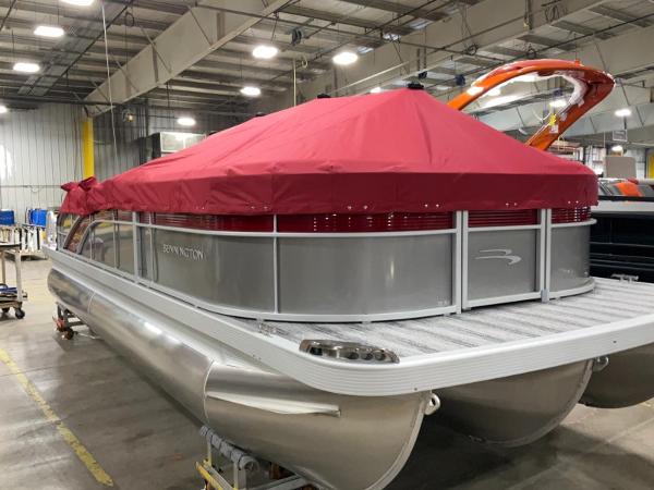 Bennington 22 ssxb 2025 Bennington 22 SSXB pontoon boat with red cover in a warehouse setting.