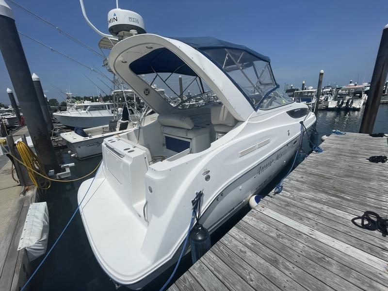 Bayliner 285 2004 Bayliner 285 boat docked at marina, featuring sleek design and blue canopy.