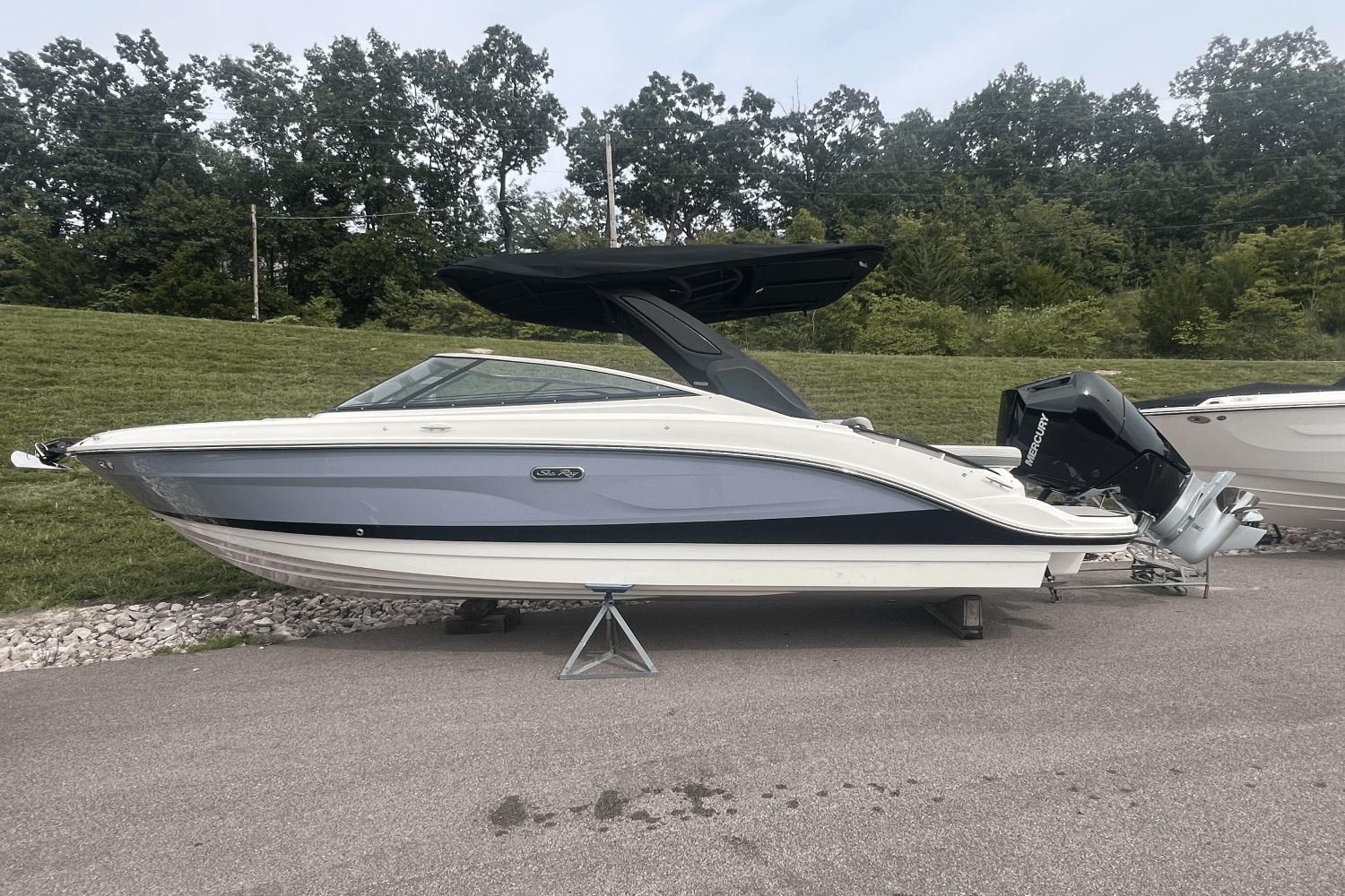 2025 Sea Ray SLX 260 Outboard