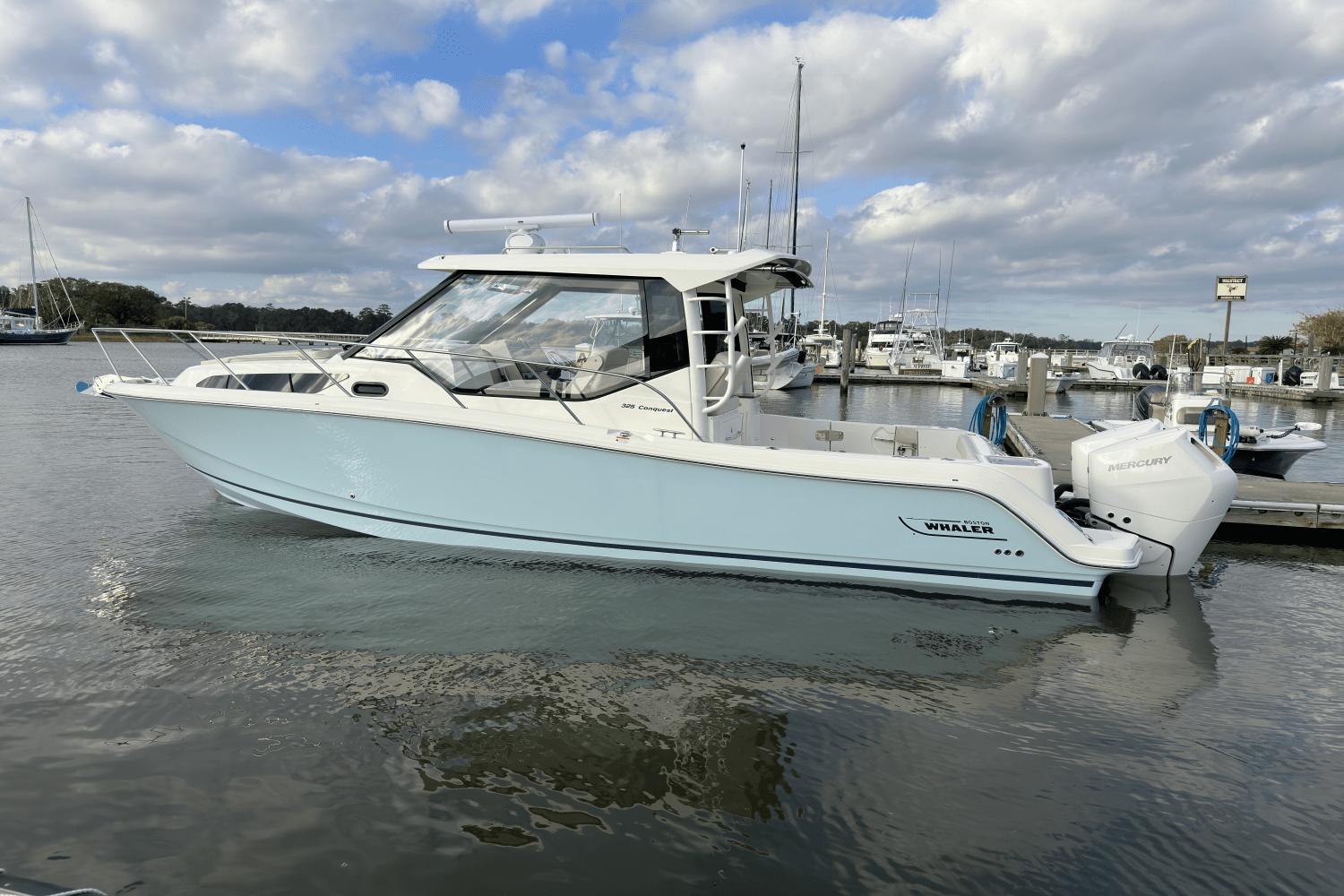 2025 Boston Whaler 325 Conquest