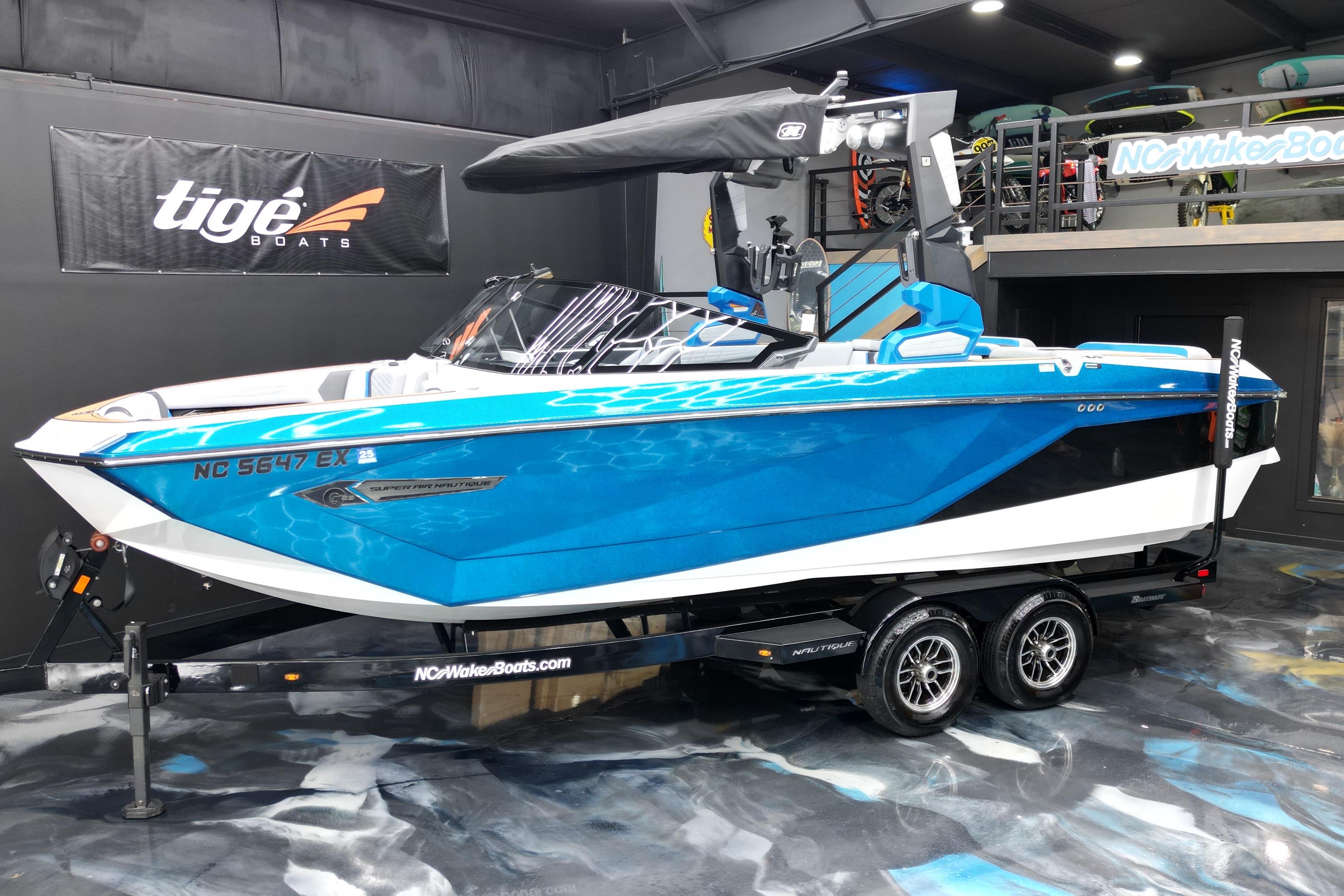 Nautique Super Air Nautique G23 2022 Nautique Super Air Nautique G23 boat in showroom, vibrant blue and white design.