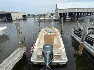 Chris-Craft Catalina 23 2015 Chris-Craft Catalina 23 boat docked at a marina with American flag.