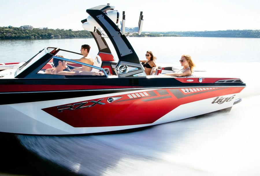 Tige Boat