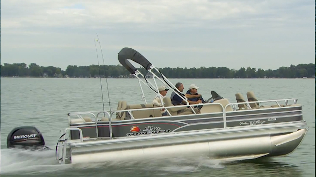 Sun Tracker Fishin' Barge 22 XP3: Video Boat Review