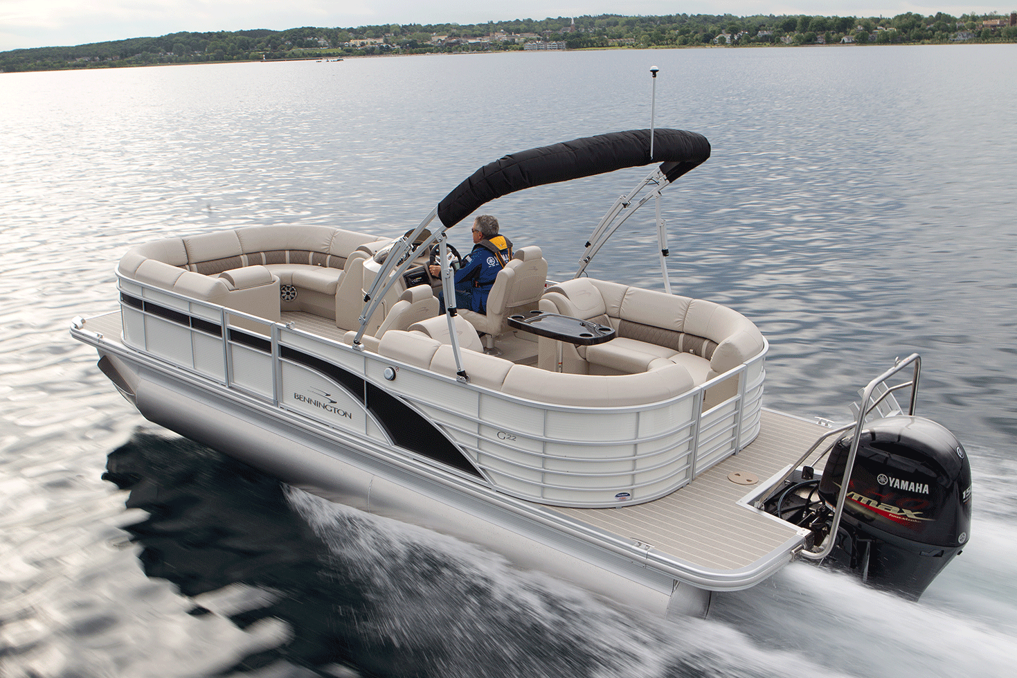  uma foto de um barco pontão Bennington. 