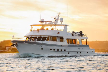 Outer Reef 880 Cockpit Motoryacht: A Long Range Cruiser with Style