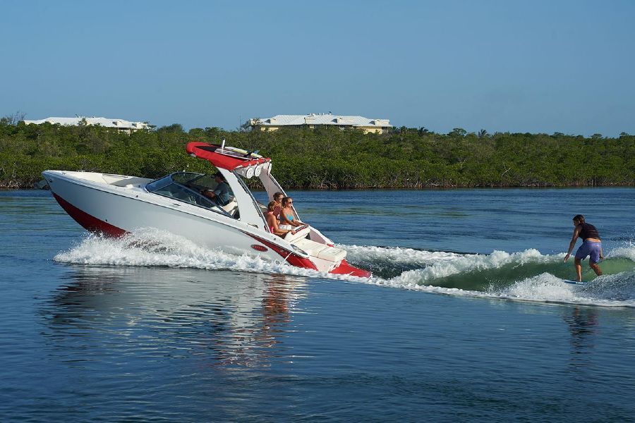 This Tiny Speed Boat Fits Just One Person, and Looks Incredibly Fun