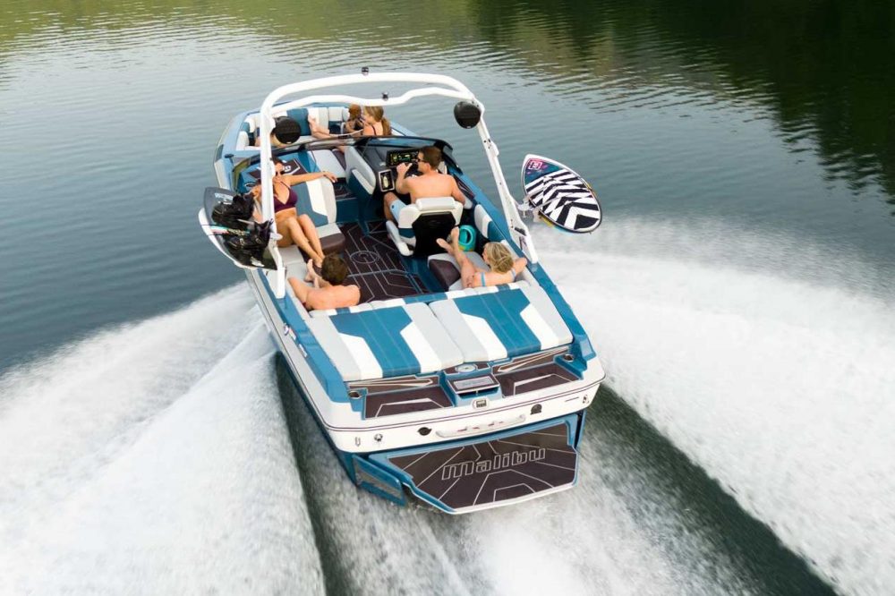 The 2022 Malibu Wakesetter 21 LX has an innovative hybrid bow, marrying picklefork and V-shaped design elements. 